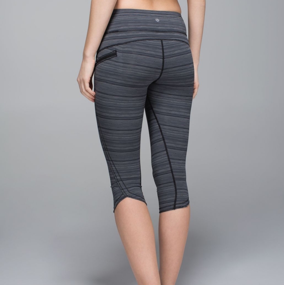 EUC 💎 Lululemon Run: Top Speed CropCyber Stripe Deep Coal Black  15" size 6